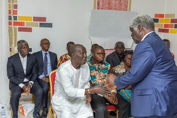 Côte d'Ivoire / Solidarité : le Premier Ministre Robert Beugré Mambé apporte le réconfort de l'Etat à la famille de la deuxième défunte de l'accident au Ghana